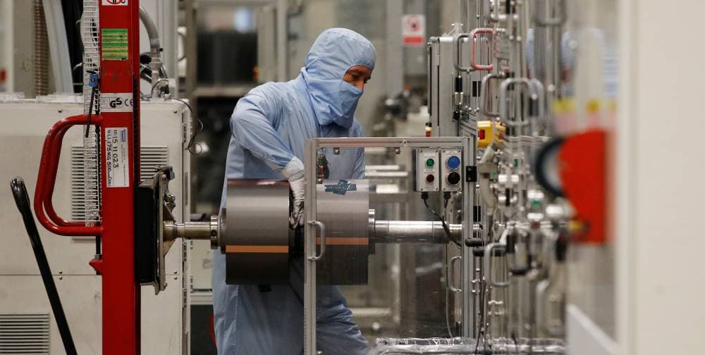 استثمارات بقيمة 100 مليار جنيه إضافية كل عام تضع بريطانيا على مسار تحقيق معدل نمو سنوي 3 %. "رويترز"