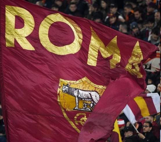 علم نادي روما في مدرجات كرة القدم الإيطالية. رويترز