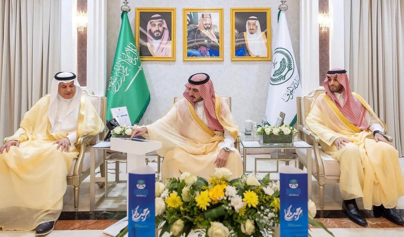 فيصل بن نواف أمير الجوف خلال تدشين ووضع حجر الأساس لـ 28 مشروعا بحضور وزير البيئة والمياه والزراعة عبدالرحمن الفضلي ومتعب بن مشعل نائب أمير المنطقة. "واس"