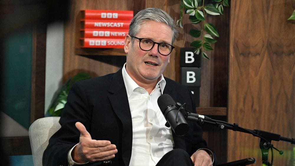 A handout picture released by the BBC, taken and received on October 11, 2024, shows Britain's Prime Minister Keir Starmer appearing on the BBC's 'Newscast' radio show with journalists Adam Fleming and Chris Mason. The Labour government is welcoming dozens of business leaders to London on Monday for an "international investment summit", the first major gathering of its kind since coming to power, where it hopes to increase the number of announcements despite laborious organization and a "guest list" skinny. (Photo by JEFF OVERS / BBC / AFP) / RESTRICTED TO EDITORIAL USE - MANDATORY CREDIT " AFP PHOTO / JEFF OVERS-BBC " - NO MARKETING NO ADVERTISING CAMPAIGNS - DISTRIBUTED AS A SERVICE TO CLIENTS TO REPORT ON THE BBC PROGRAMME OR EVENT SPECIFIED IN THE CAPTION - NO ARCHIVE - NO USE AFTER **NOVEMBER 1, 2024** / 