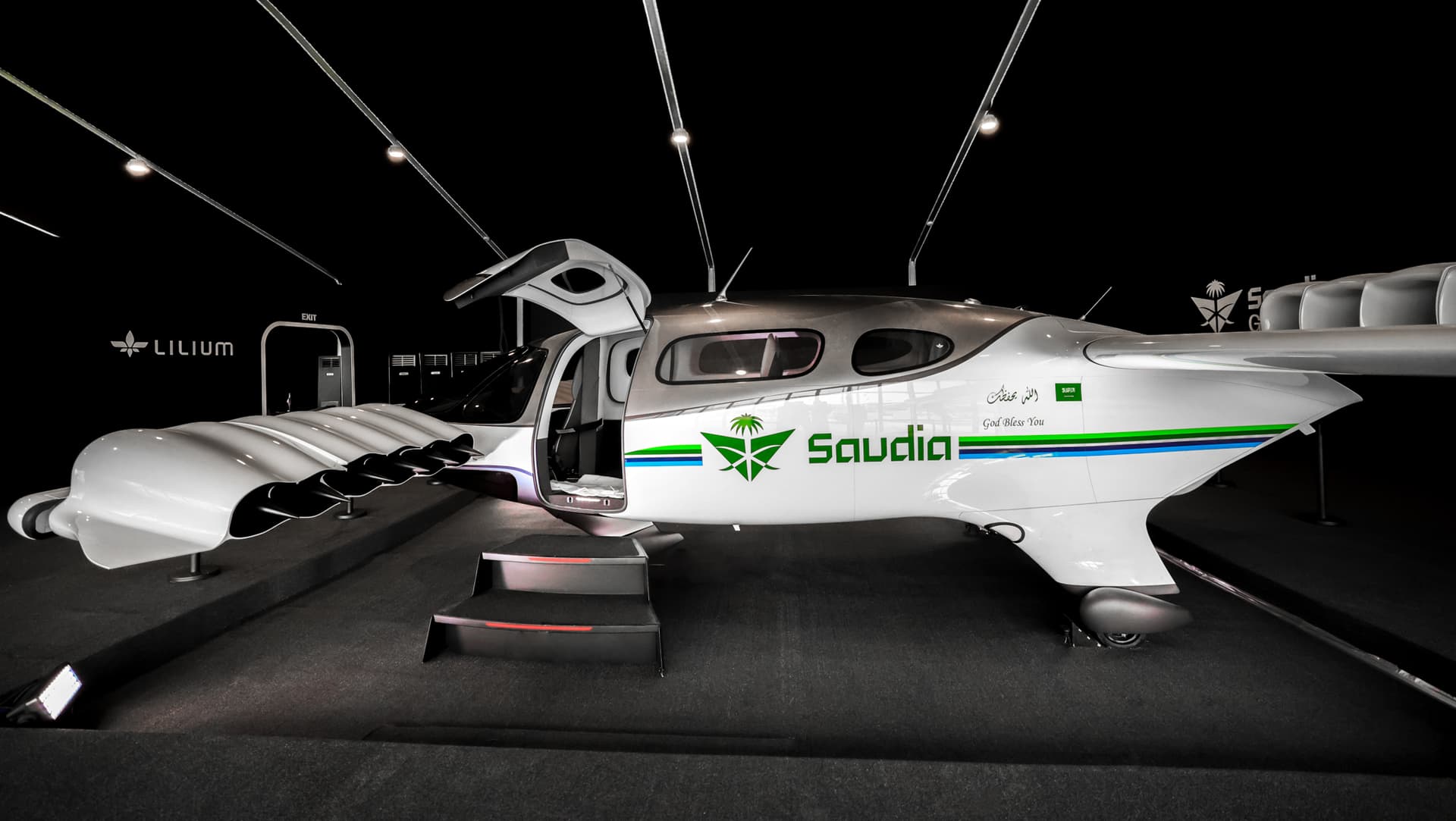 طائرة «السعودية» الكهربائية في الرياض