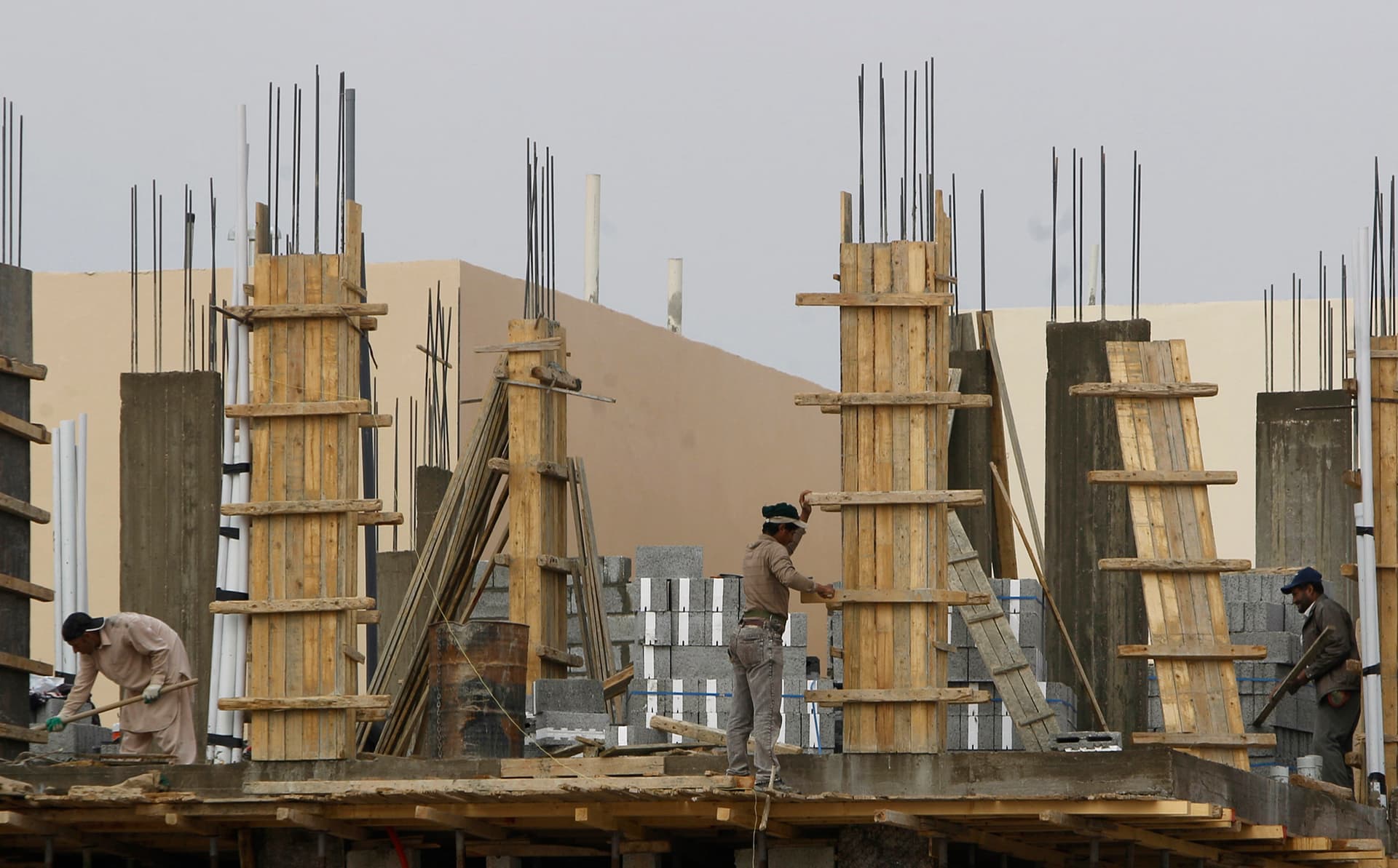 مختصون لـ "الاقتصادية": المقاولات والتجزئة أكبر المستفيدين من "المنتج التأميني" للعمالة