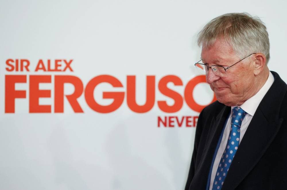 أوقف نادي مانشستر يونايتد دفع الراتب السنوي لمدربه فيرجسون. رويترز