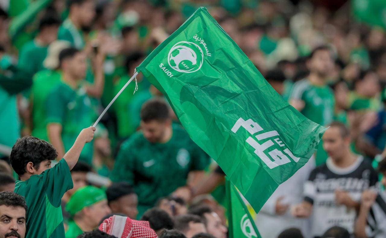 الجماهير تساند المنتخب السعودي أمام البحرين.