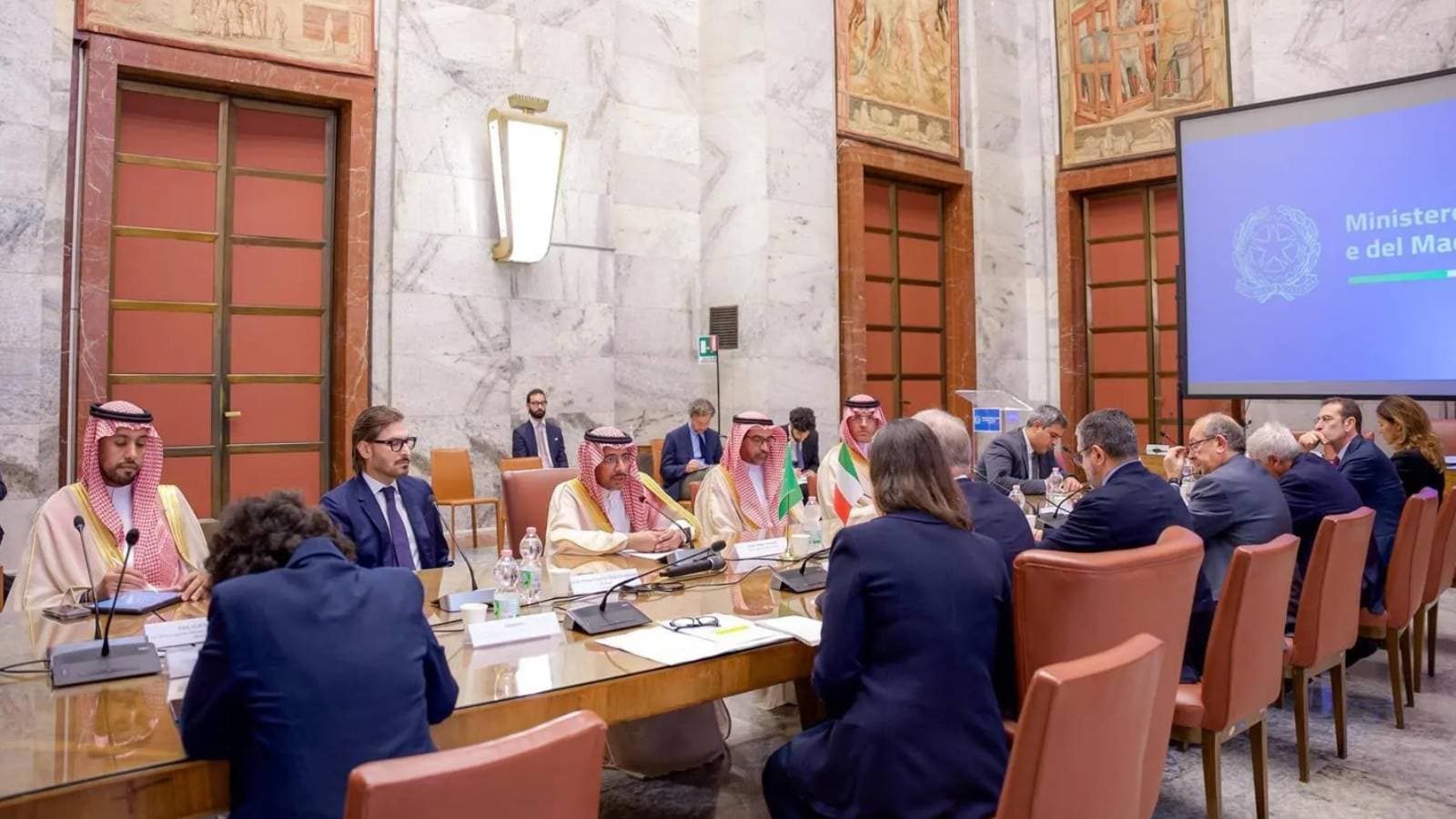 جانب من اجتماع الخريف اليوم مع وزير الشركات و"صنع في إيطاليا". "واس"
