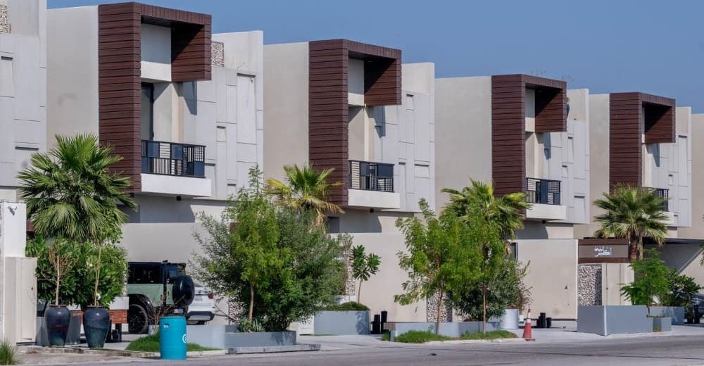 صورة للنمط الحديث من الفلل بلا سور ومواقف السيارات المكشوفة. 