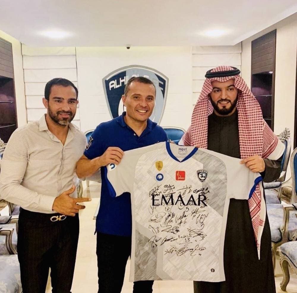 فهد بن نافل يسلم كماتشو قميص الهلال الذي يحمل تواقيع اللاعبين.