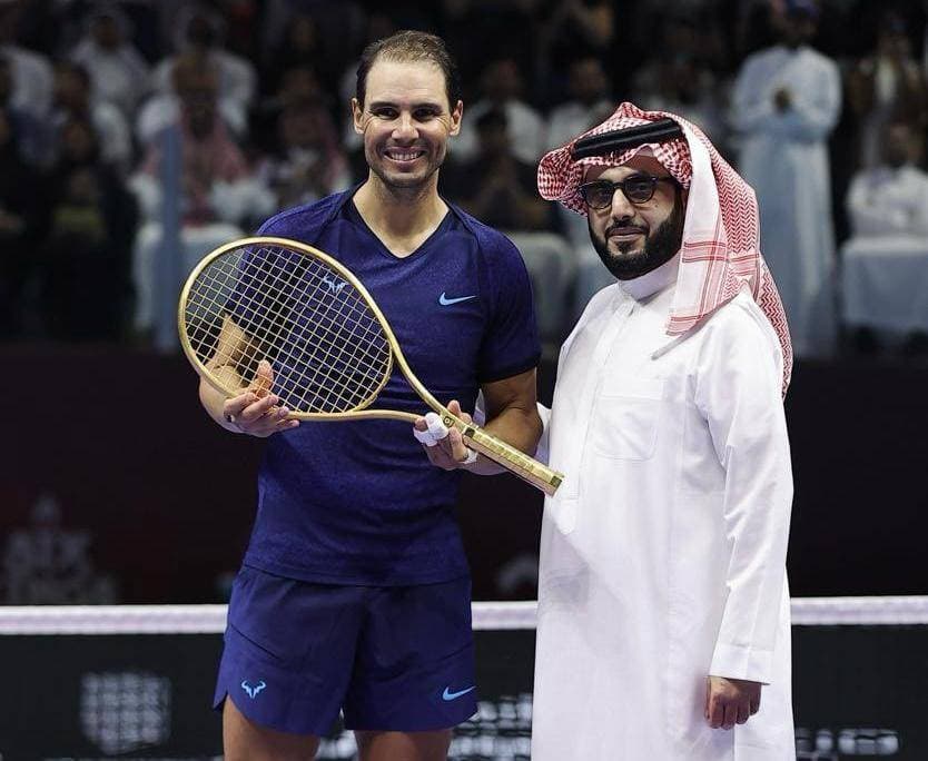 آل الشيخ يسلم نادال المضرب الذهبي خلال مشاركته في "سيكس كينجز سلام" في الرياض.