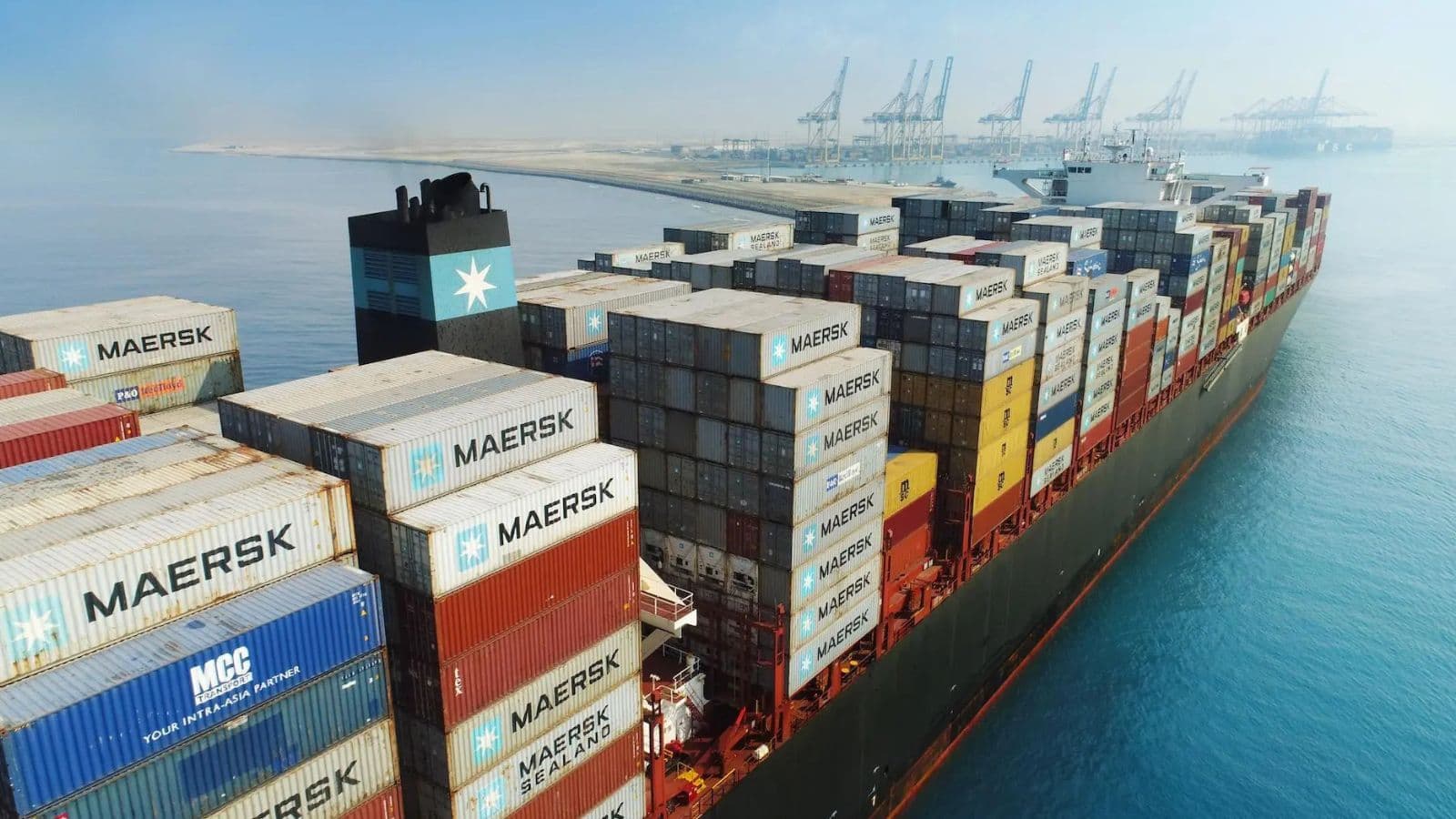 ناقلة تحمل حاويات في ميناء الملك عبدالله. "واس"