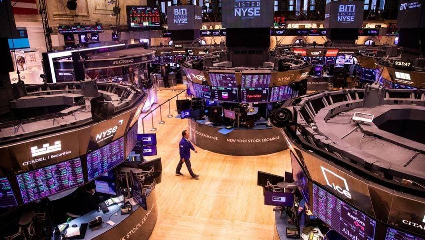 سمسار يسير داخل بورصة نيويورك للأوراق المالية. المصدر: بلومبرغ