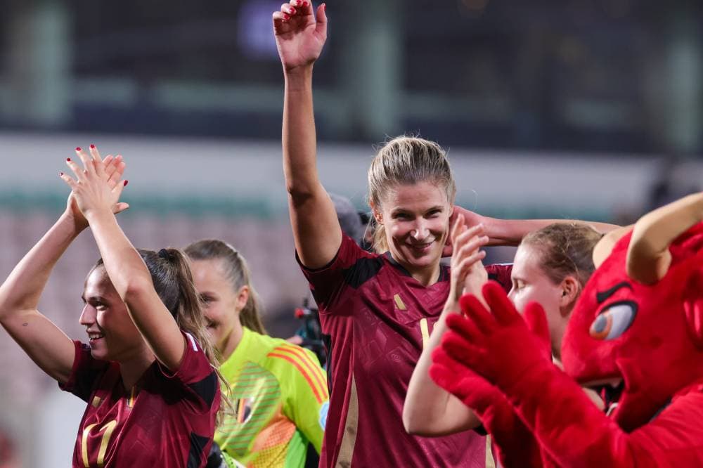 epa11691315 Jill Janssens and Justine Vanhaevermaet of Belgium celebrate winning the UEFA Women's European Qualifiers 2025 match between Belgium and Greece in Leuven, Belgium, 29 October 2024.  EPA/OLIVIER MATTHYS