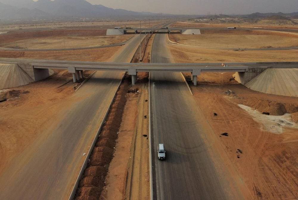 الطريق مكون من 4 مسارات لكل اتجاه تمتد على بعد مسافة 64 كيلومترا. المصدر: واس