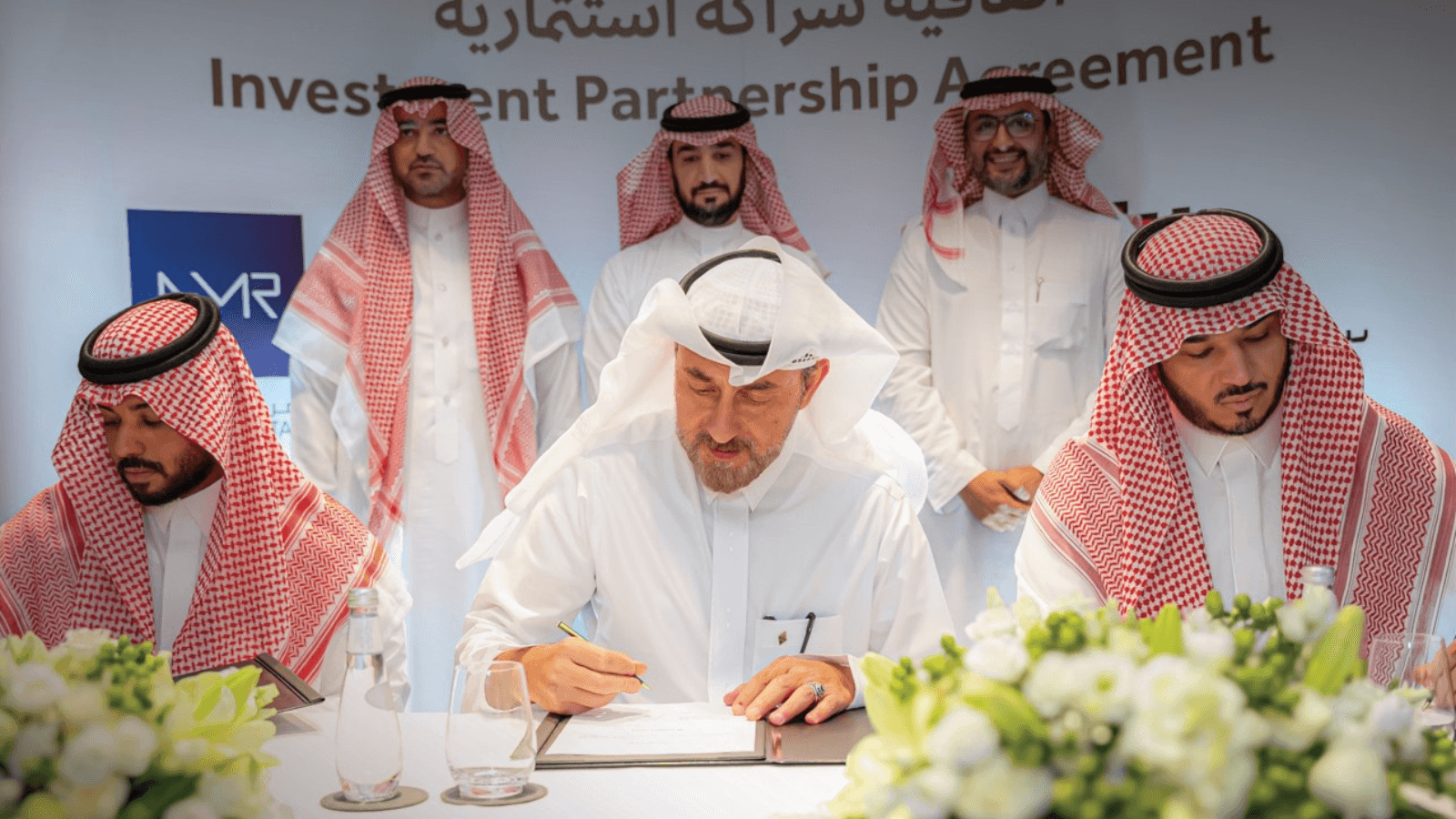 جانب من توقيع شركة عسير للاستثمار شراكة مع القطاع الخاص لتطوير مشروع في قلب مدينة أبها.