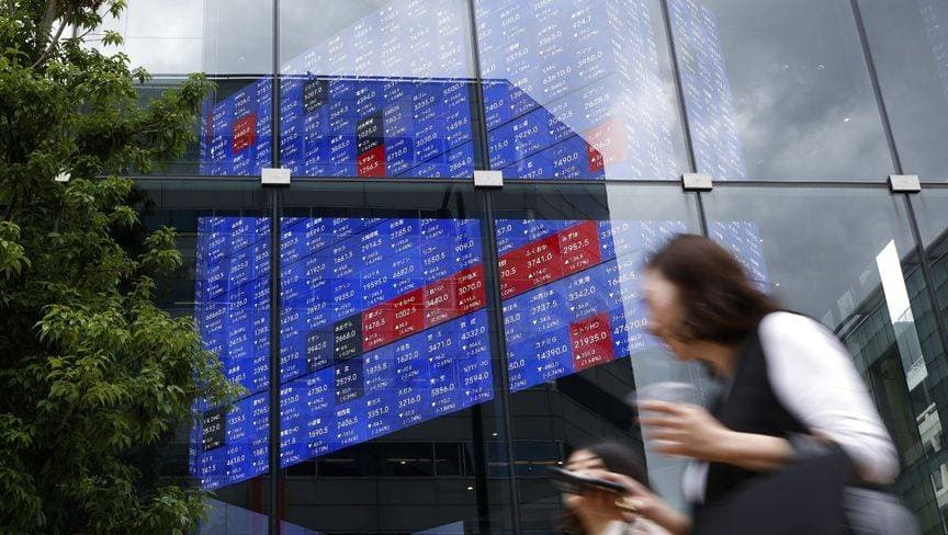 لوحة أسهم إلكترونية معروضة داخل مبنى كابوتو وان في طوكيو. "بلومبرغ"