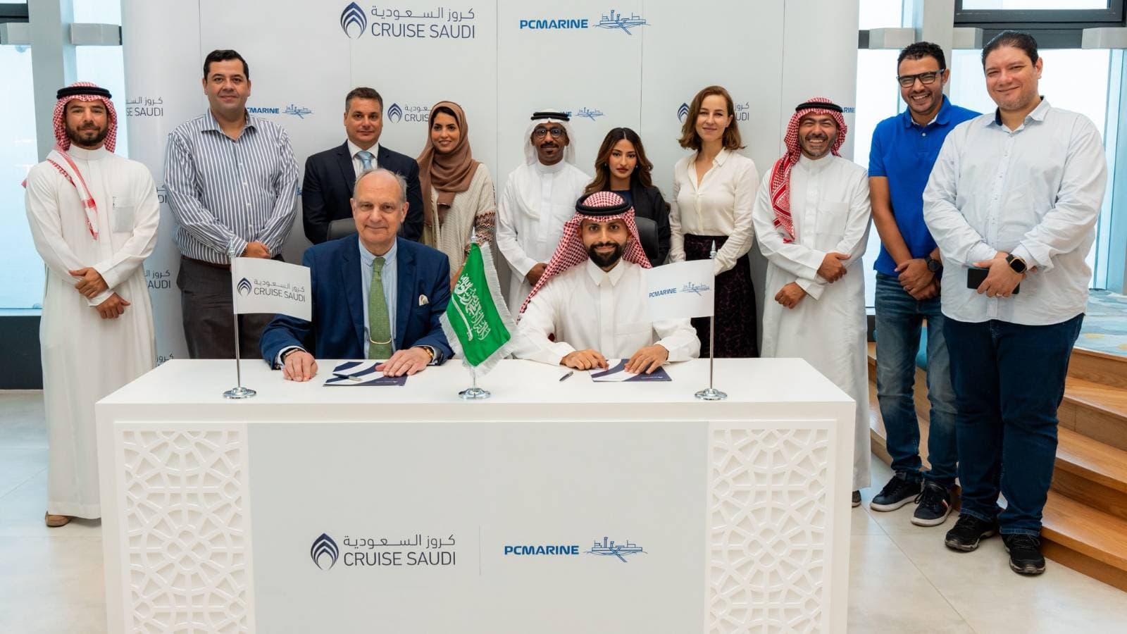 جانب من توقيع العقد بين «كروز السعودية» وشركة «مشروعات للخدمات البحرية» في جدة.