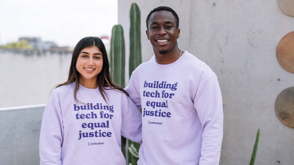 المؤسسان المشاركان لأداة «جستس تيكست» ليزلي جونز دوف وديفشي مهروترا 