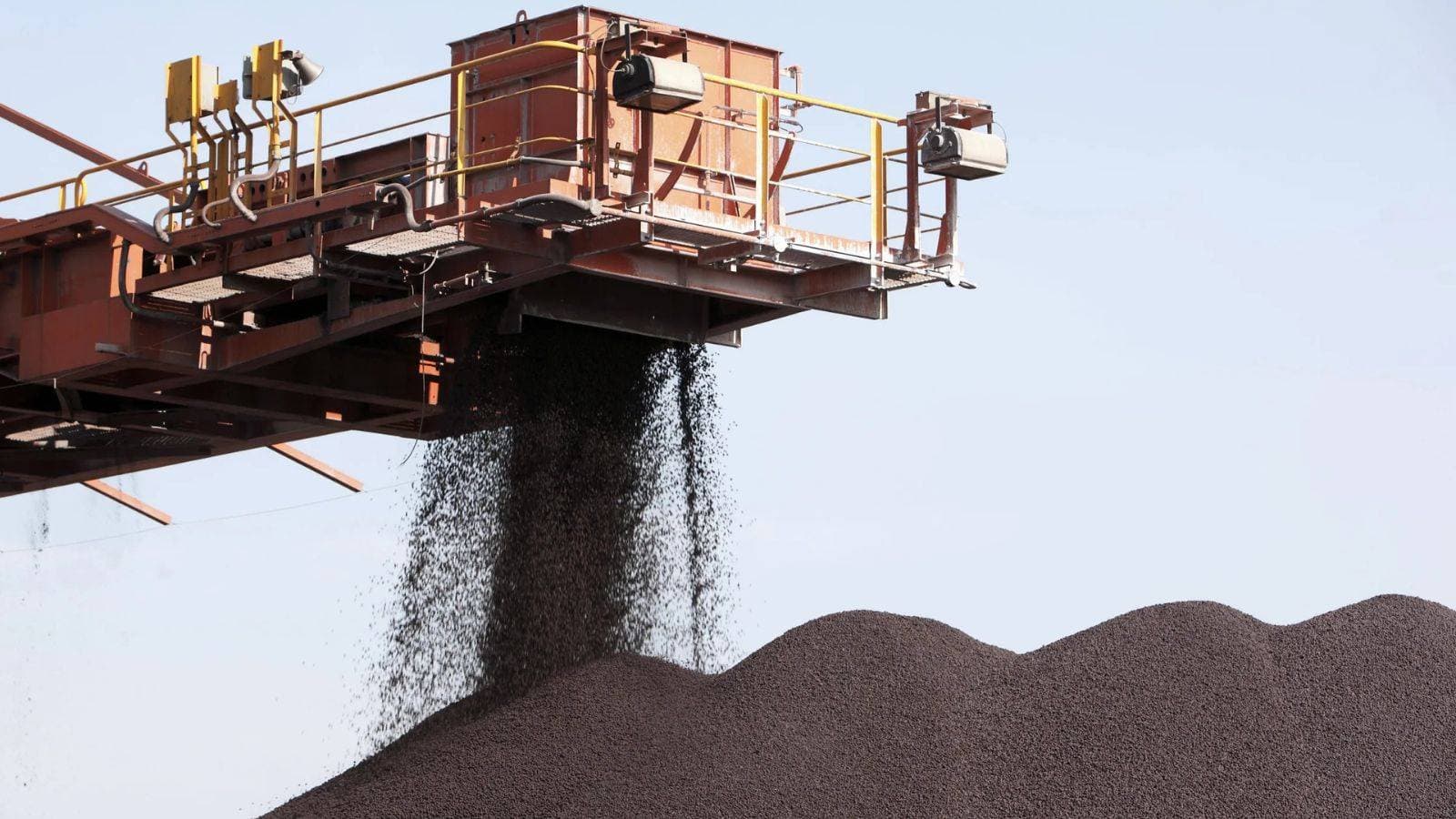 أسعار خام الحديد تتراجع نحو 100 دولار للطن وسط خيبة أمل من إجراءات الصين