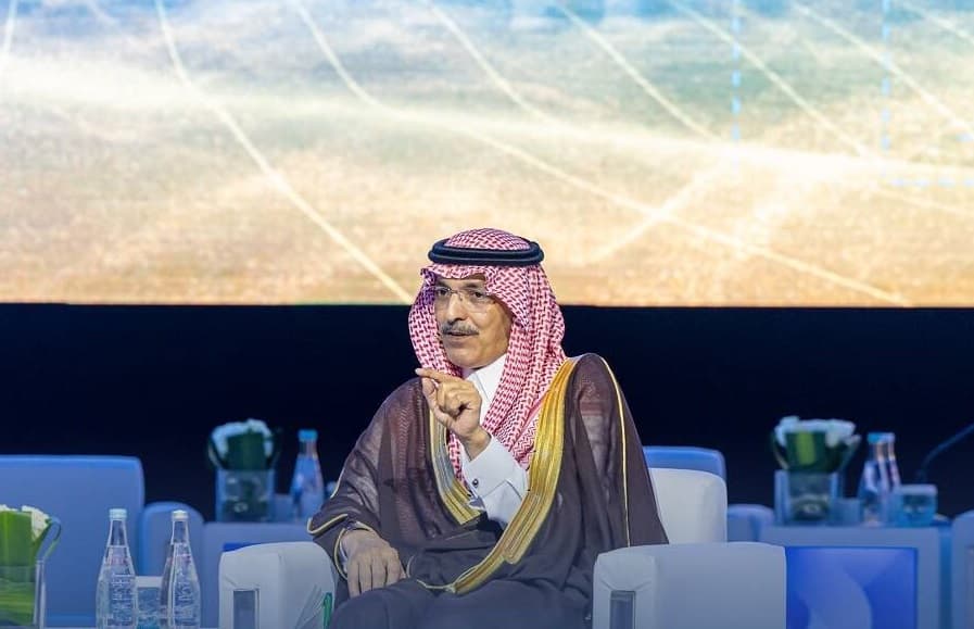 وزير المالية محمد الجدعان خلال المؤتمر. 