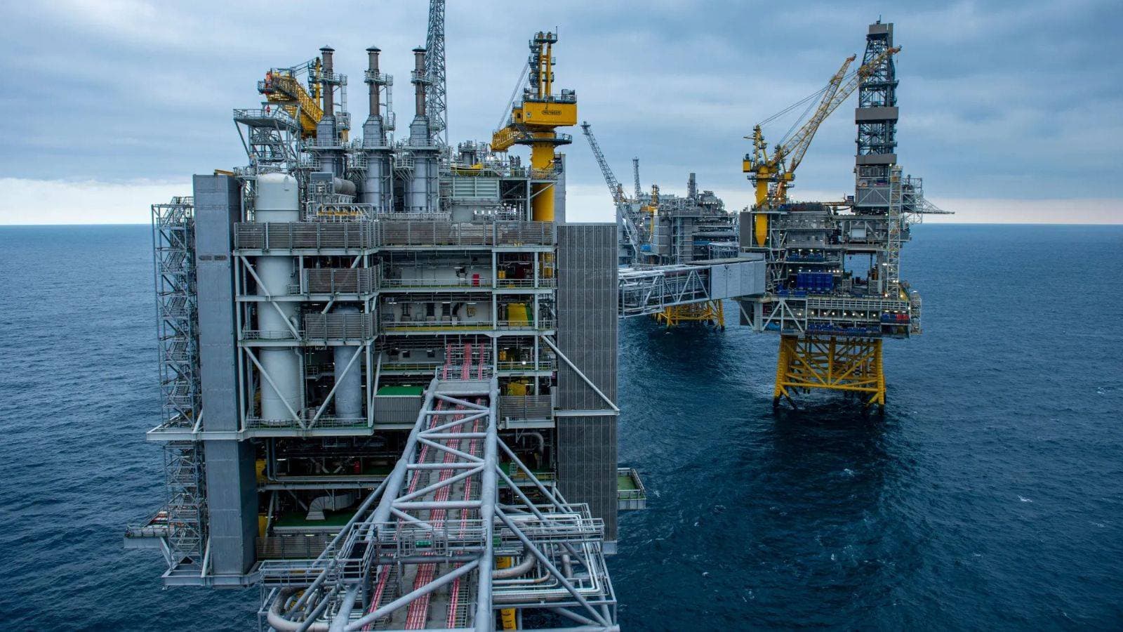 أسعار النفط تستقر عند مستوياتها المتدنية بسبب مخاوف الطلب والدولار