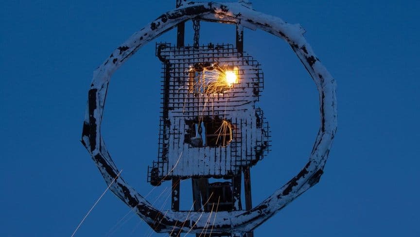 نصب لعملة بتكوين مصنوع من خردة معدنية خارج مزرعة تعدين للعملات المشفرة في نوريلسك. روسيا. بلومبرغ