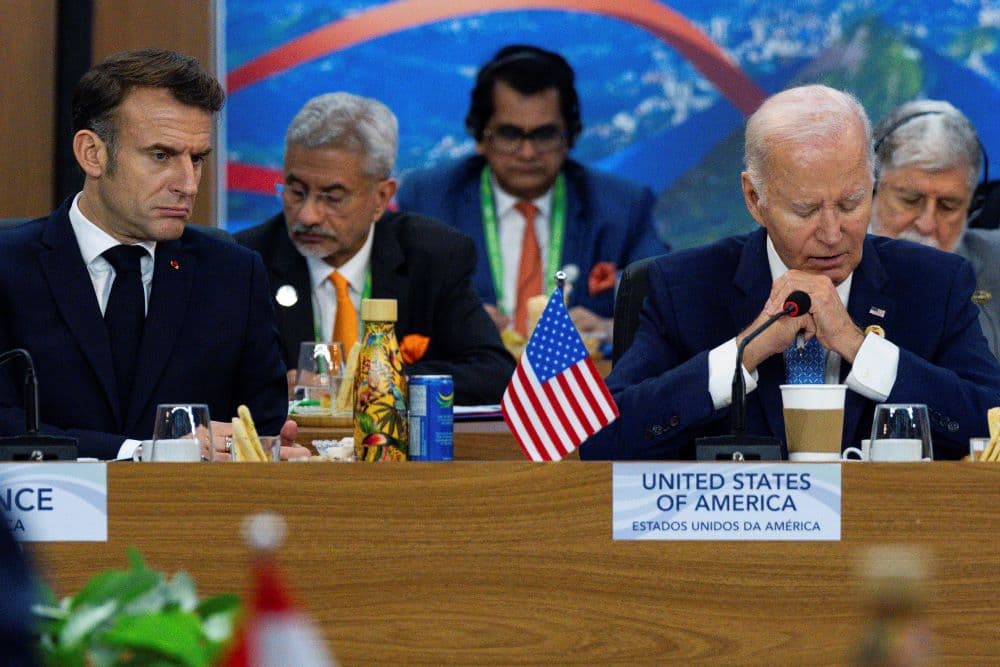 الرئيس الأمريكي جو بايدن وإلى جواره نظيره الفرنسي 