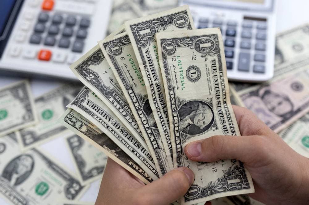 الدولار يهبط إلى أدنى مستوى في أسبوع مع تراجع زخم فوز ترمب