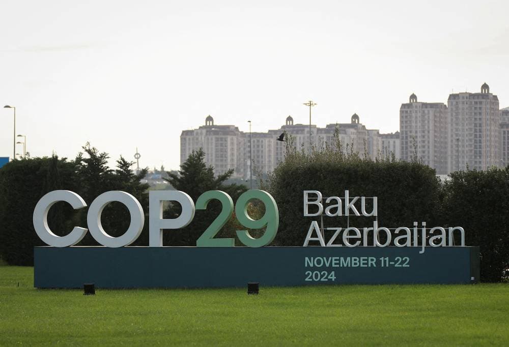 لافتة مؤتمر الأمم المتحدة لتغير المناخ "COP29" مع خلفية لمنظر المدينة في باكو، أذربيجان. رويترز