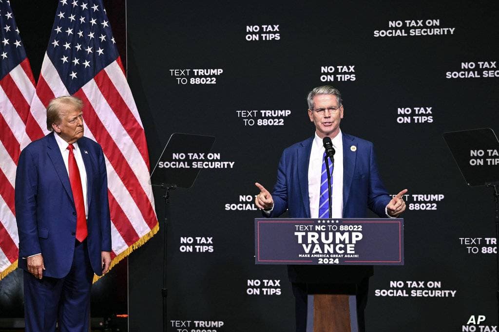 ترمب يستمع لسكوت بيسنت خلال حديث عن الاقتصاد في آشيفيل. أ ب