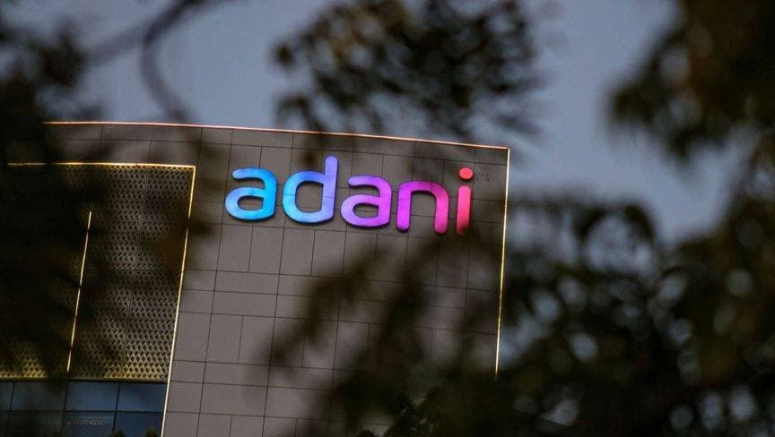 "أداني" تطمئن المستثمرين على قوة سيولتها وسط نزيف الأسهم