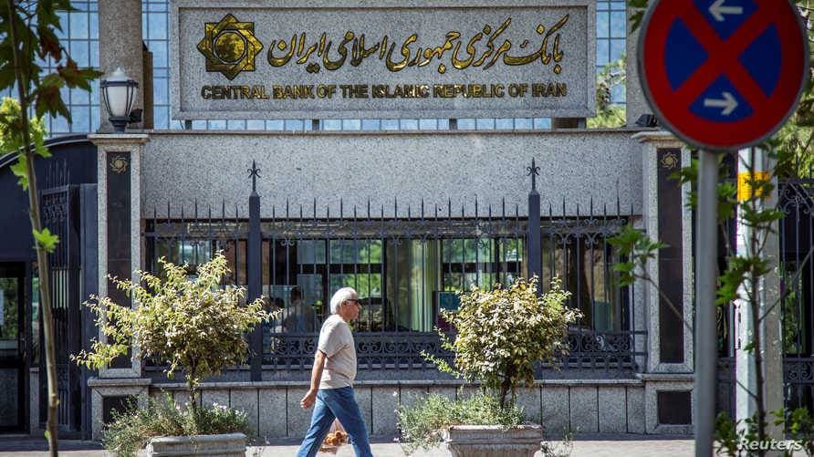 A man walks past the Central bank of Iran in Tehran, Iran August 1, 2019. Nazanin Tabatabaee/WANA (West Asia News Agency) via REUTERS  ATTENTION EDITORS - THIS PICTURE WAS PROVIDED BY A THIRD PARTY
