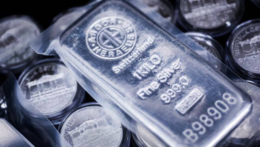 سبيكة من الفضة بوزن كغم واحد من شركة "أرغور هيرايوس" السويسرية - بلومبرغ