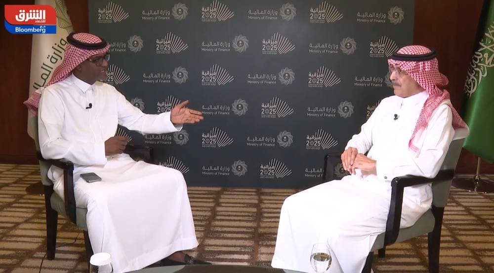 وزير المالية خلال مقابلته مع الإعلامي محمد البيشي رئيس تحرير الاقتصادية.