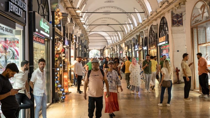 انتشار الدولارات المزورة يشل أكبر سوق عملات في تركيا