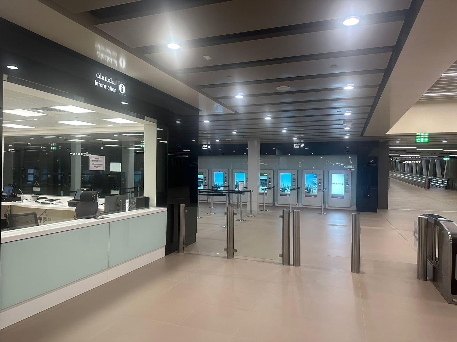 8 أجهزة لتذاكر المترو في محطة كافد. المصدر: الاقتصادية