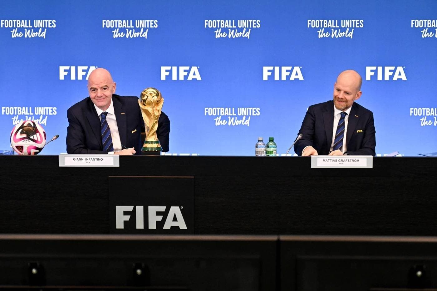السويسري جيانى انفانتينو خلال اجتماع "فيفا".