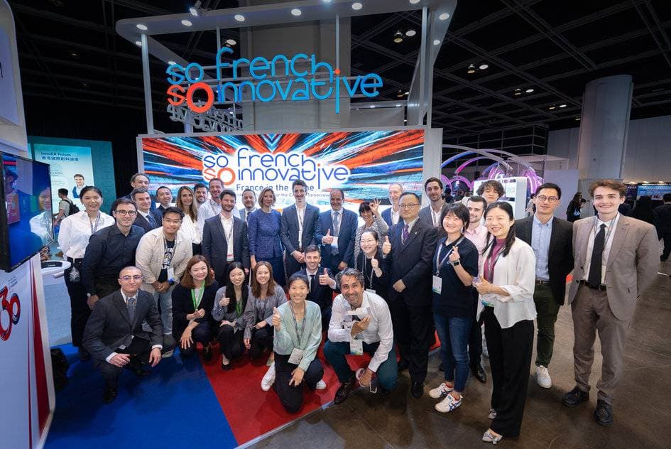 يتزامن تنظيم هذا الحدث مع زيارة الرئيس الفرنسي ماكرون إلى السعودية.