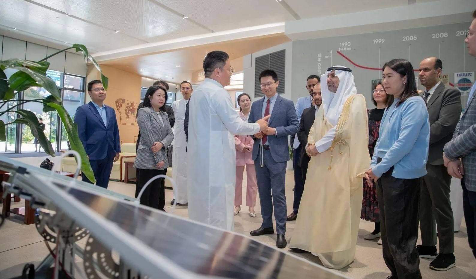 جانب من زيارة وزير الصحة السعودي شركة "BGI". "واس"