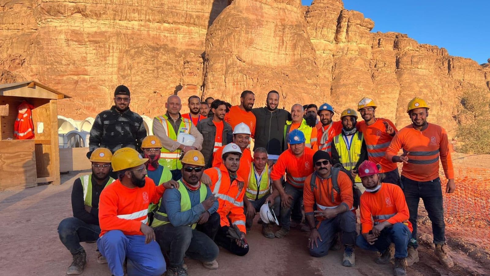 ولي العهد السعودي يقف على أعمال مشروع منتجع شرعان