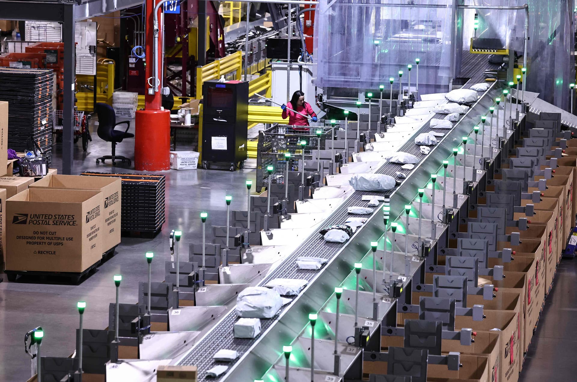 نمو الوظائف الأمريكية يتسارع في نوفمبر ومعدل البطالة يرتفع إلى 4.2%