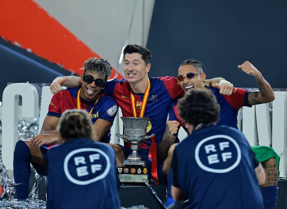 لماذا ارتدى لامال ورافينيا نظارتين خلال الاحتفال بالسوبر .. كم سعرهما؟