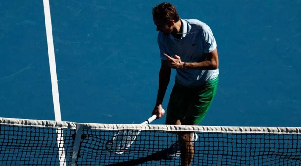 مدفيديف يكسر الكاميرا ومضربه بعد الخسارة .. تغريمه 76 ألف يورو