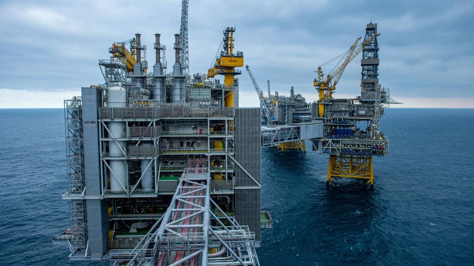 النفط يتراجع بفعل خطة لتعزيز إنتاج النفط الأمريكي والإحجام عن فرض رسوم جمركية