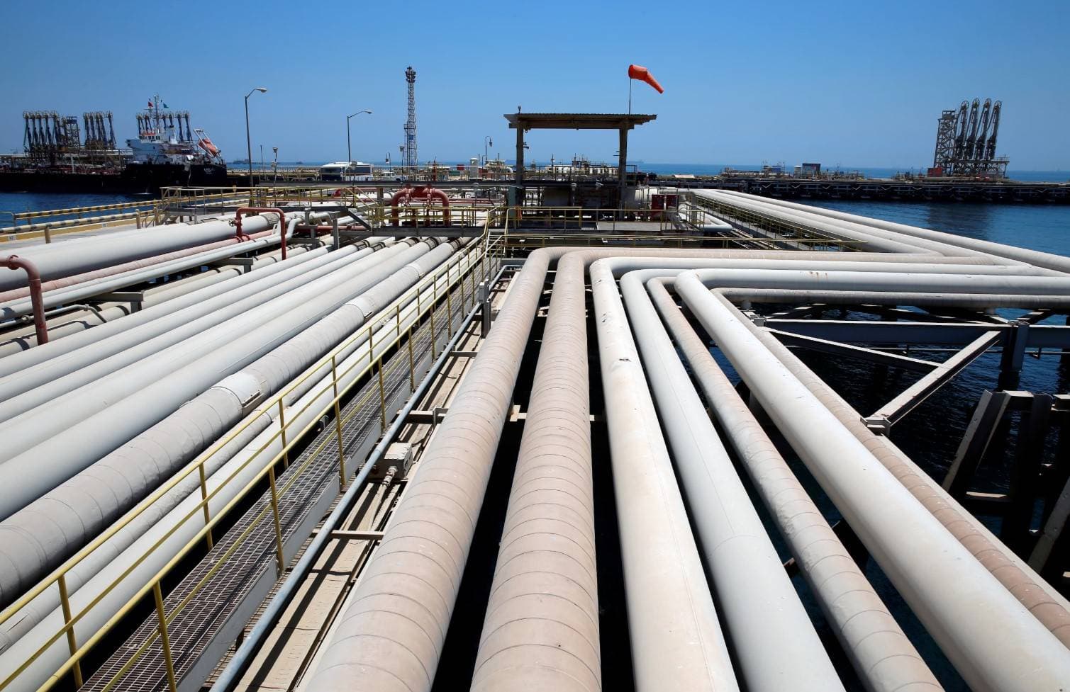 النفط عند أدنى مستوى في أسبوعين بسبب خسائر أسهم التكنولوجيا والطاقة