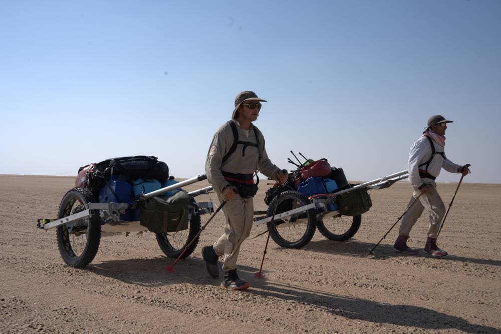 مغامران بريطانيان يعبران صحراء الربع الخالي سيرا على الأقدام