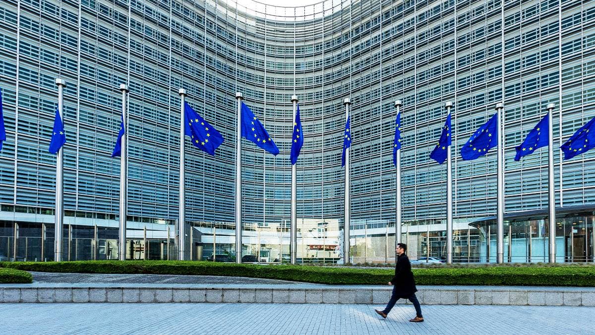 «تسونامي» أوروبا التنظيمي يصطدم بالذكاء الاصطناعي في 2025