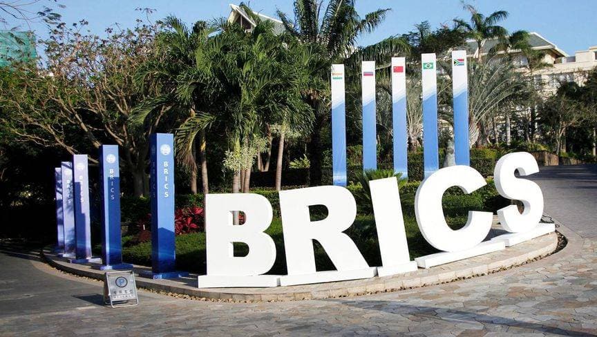 ترمب يحذر "بريكس" والعالم: من يحاول استبدال الدولار فليتوقع الرسوم