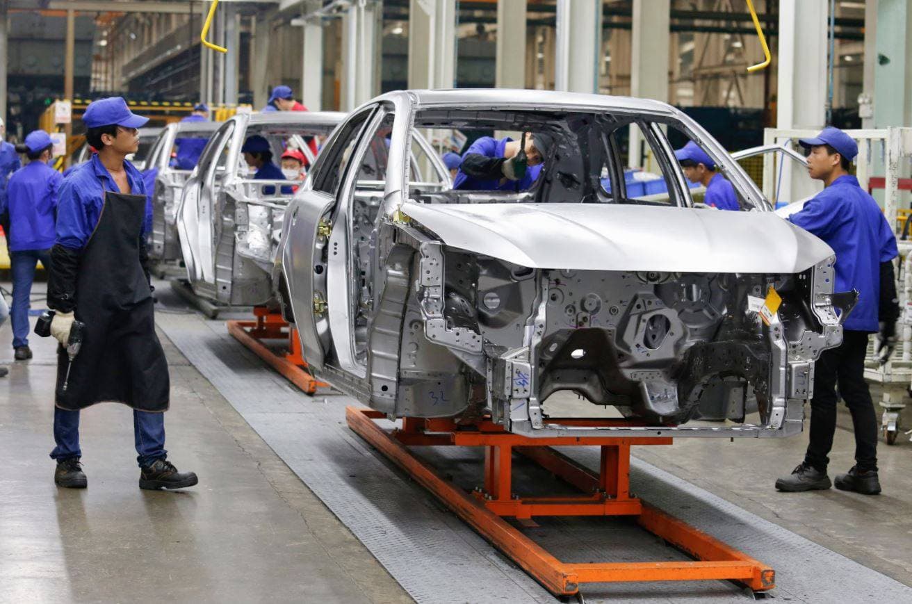  تحديات تعيد تشكيل صناعة السيارات العالمية .. إفراط الإنتاج يصطدم بتدهور المبيعات