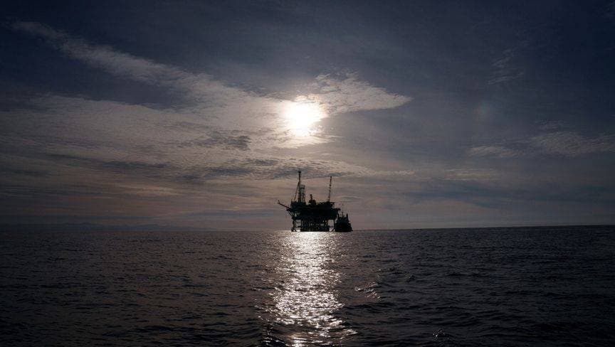 ارتفاع مخزونات الوقود يتراجع بأسعار النفط إلى 76 دولارا للبرميل