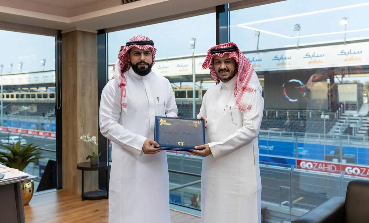  منتدى الاستثمار الرياضي يسلم شارة SIF لشركة رياضة المحركات السعودية