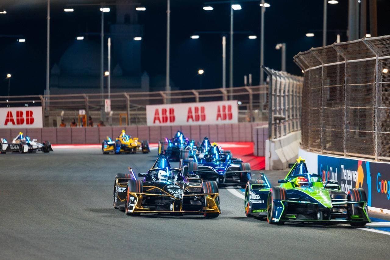 44 مليون يورو القيمة السوقية لـ 22 سيارة «فورمولا إي» شاركت في حلبة جدة